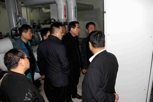 銅川礦業(yè)公司副總經(jīng)理郭全營一行深入銅煤1#、2#小區(qū)現(xiàn)場檢查指導(dǎo)供暖準(zhǔn)備工作