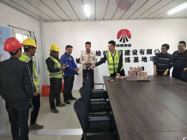 陜煤建設(shè)榆林公司農(nóng)民工干活不“憂薪”