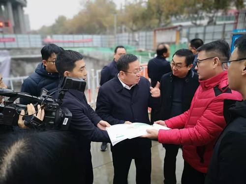 咸陽市副市長王靖深入住建局南廣場地下停車場調(diào)研、視察工作