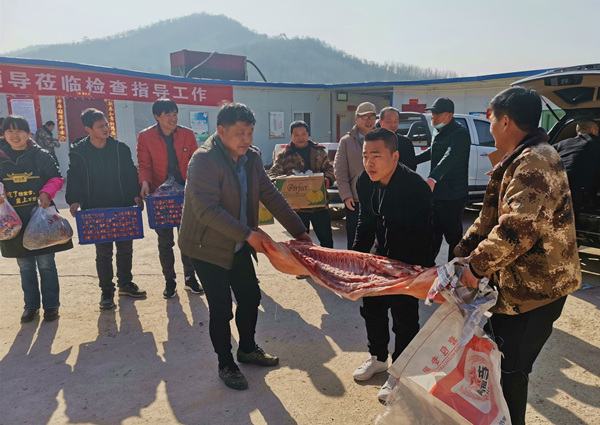 陜煤建設(shè)礦建三公司大年初一送“福”到工地！