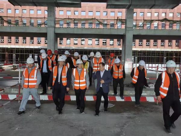 陜煤建設(shè)銅煤公司承建的榆林化學(xué)廠前區(qū)現(xiàn)場迎來了同行業(yè)單位參觀指導(dǎo)