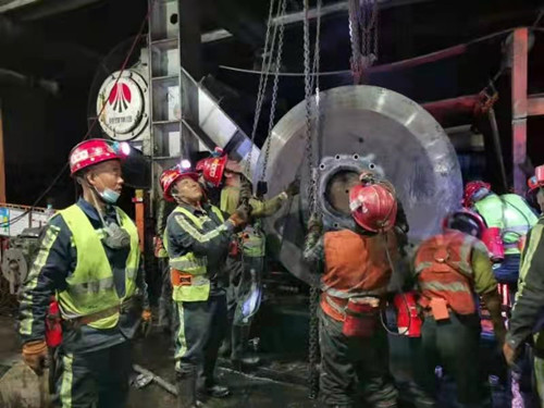 陜煤建設(shè)機(jī)電安裝公司小保當(dāng)項(xiàng)目部順利更換大巷驅(qū)動滾筒