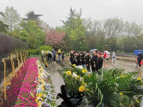 陜煤建設銅煤公司第二項目部黨支部開展“緬懷革命先烈、重溫革命歷史”主題黨日活動