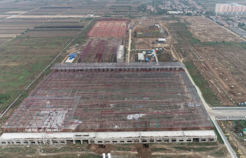 陜煤建設渭南分公司南京金龍項目部超危大網架頂升工程順利完成