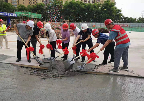 陜煤建設(shè)咸陽(yáng)分公司承建的咸陽(yáng)市城市停車場(chǎng)BOT項(xiàng)目釣臺(tái)廣場(chǎng)地下停車場(chǎng)順利封頂