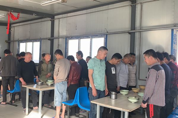 陜煤建設礦建二公司小保當?shù)谌椖坎浚河霉獗P行動悼念國之脊梁