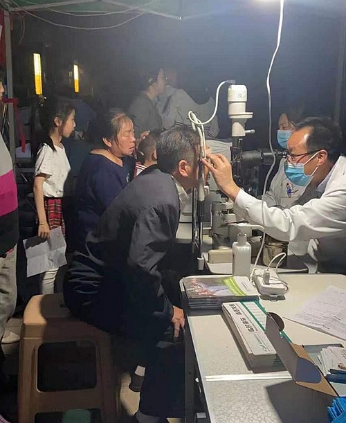 陜煤建設(shè)公司秦和物業(yè)江南世紀(jì)城管理處開展“珍愛眼睛”義診活動