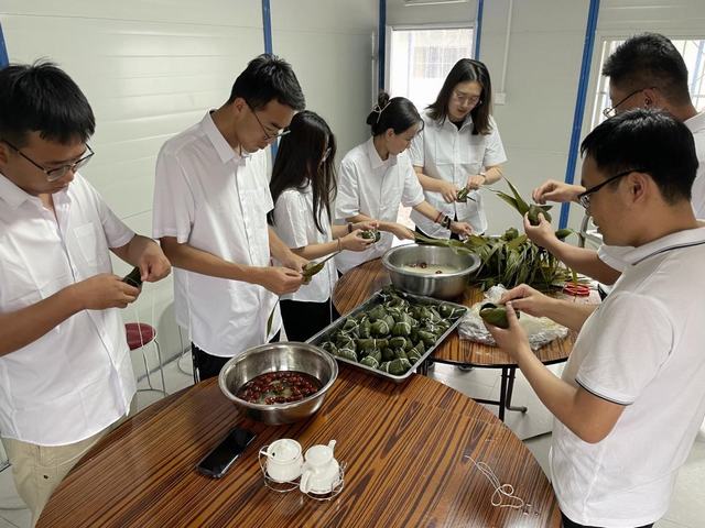 陜煤建設(shè)西北分公司開(kāi)展“品味端午，傳承文明”包粽子活動(dòng)