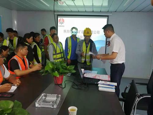 陜煤建設(shè)銅煤公司 深入施工現(xiàn)場開展“安全宣傳咨詢?nèi)铡被顒?dòng)