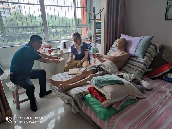 陜煤建設(shè)礦建二公司黨總支開(kāi)展困難黨員慰問(wèn)活動(dòng)