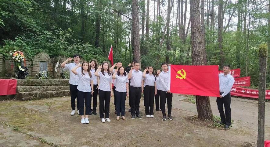 陜煤建設綠宇公司： 走進文家烈士陵園 重溫入黨誓詞