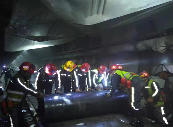 陜煤建設(shè)機(jī)電安裝公司承建的小保當(dāng)二號煤礦南翼大巷膠帶機(jī)延伸安裝完成