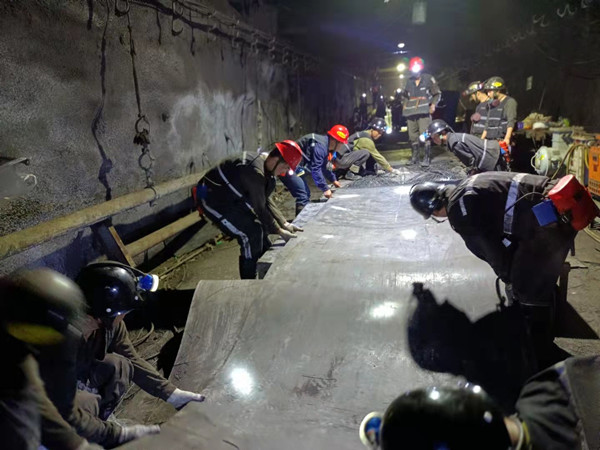 陜煤建設(shè)澄合分公司第三安裝隊(duì)打贏孟村礦試運(yùn)行皮帶安裝“攻堅(jiān)戰(zhàn)”