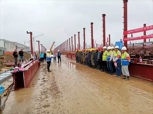 陜煤建設(shè)渭南分公司承建的南京金龍純電動商用車建設(shè)項(xiàng)目總裝車間7萬平米超危大網(wǎng)架工程順利頂升