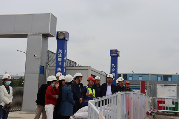 陜西省西咸新區(qū)灃西新城開(kāi)發(fā)建設(shè)（集團(tuán)）有限公司黨委書(shū)記、董事長(zhǎng)楊建柱一行蒞臨灃西新城第五學(xué)校項(xiàng)目調(diào)研指導(dǎo)工作