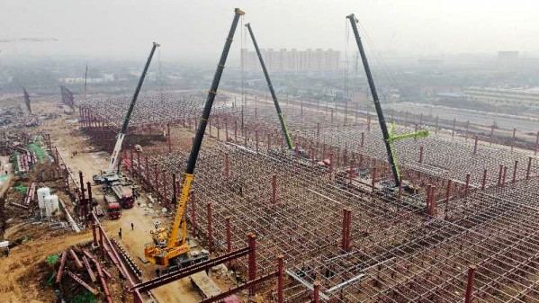 陜煤建設(shè)渭南分公司南京金龍電動(dòng)商用車(chē)建設(shè)項(xiàng)目總裝車(chē)間五、六區(qū)網(wǎng)架頂升工程順利吊裝完成