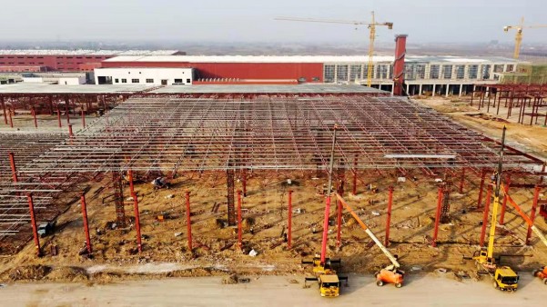 陜煤建設(shè)渭南分公司承建的南京金龍純電動(dòng)商用車(chē)建設(shè)項(xiàng)目總裝車(chē)間首段網(wǎng)架順利頂升