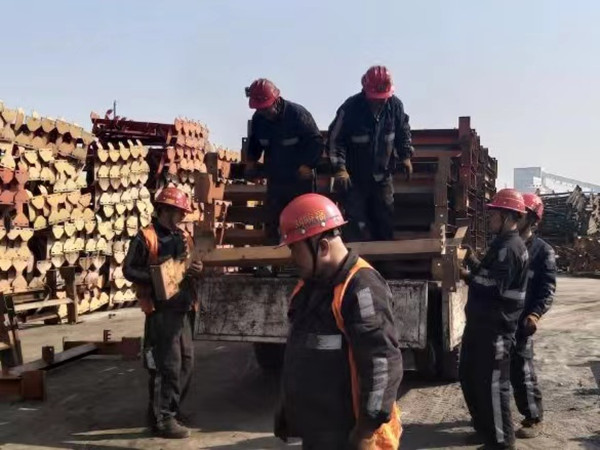 陜煤建設(shè)機(jī)電安裝公司神府項(xiàng)目部25212順槽膠帶機(jī)順利入井