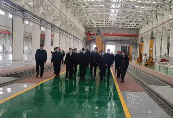 陜煤集團(tuán)陜西鐵路物流集團(tuán)黨委書記、董事長趙國智蒞臨靖神鐵路孟家灣站機(jī)輛中心檢查指導(dǎo)工作