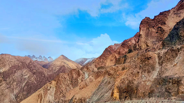 祁連山的風(fēng)，不小心打翻了春的調(diào)色板
