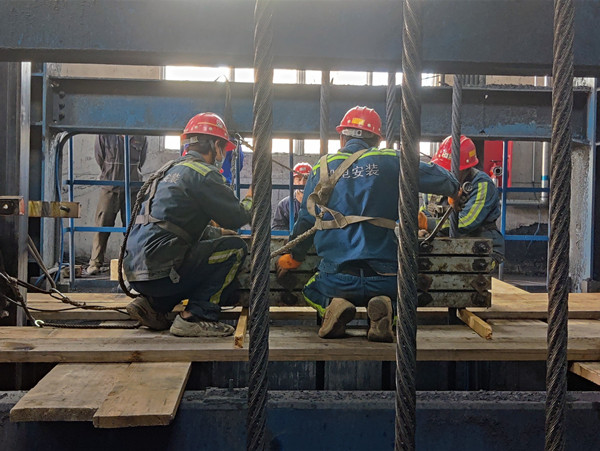 陜煤建設機電安裝公司西卓項目部：主立井提升箕斗竄繩順利完工