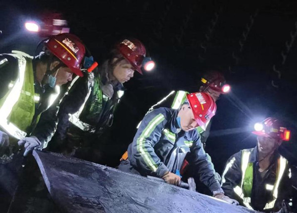 陜煤建設(shè)機電安裝公司：提前6天完成膠運順槽帶式輸送機安裝工程