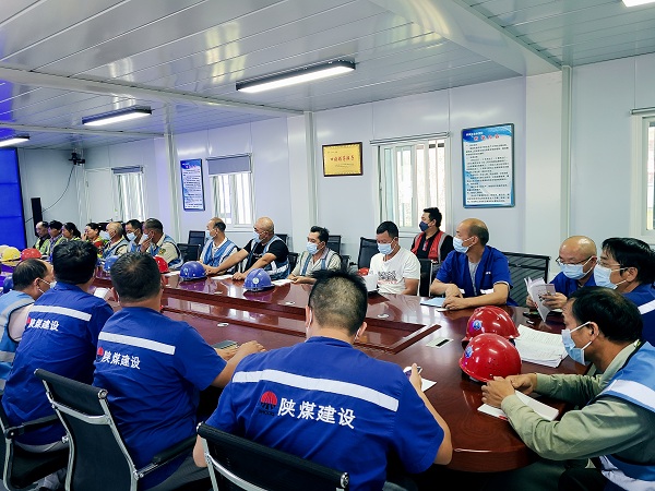 陜煤建設(shè)澄合分公司第十一項(xiàng)目部農(nóng)民工夜?！俺潆姟睘轫?xiàng)目提質(zhì)“蓄能”