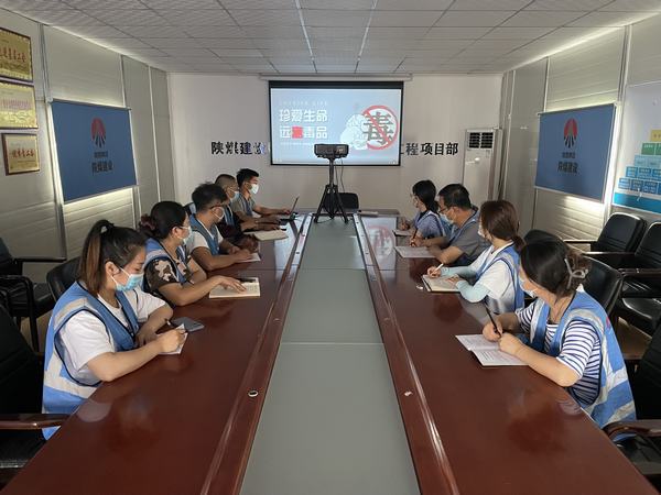 陜煤建設韓城分公司土建十一項目部禁毒宣傳入工地安全生產(chǎn)筑平安