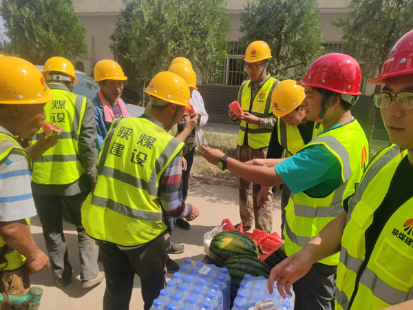 陜煤建設(shè)咸陽分公司第六項(xiàng)目部開展“夏日送清涼”活動