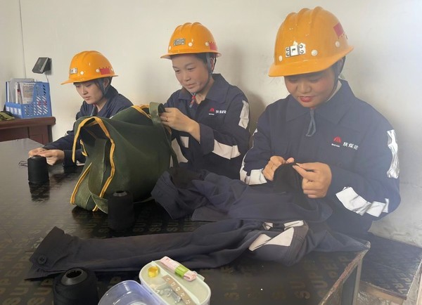 陜煤建設(shè)洗選煤運營公司神渭蒲城運營項目部開展“愛心縫補 情系安全”志愿服務(wù)活動