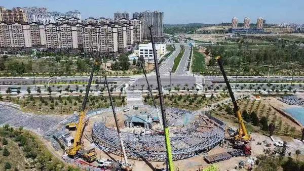 陜煤建設(shè)榆林公司科創(chuàng)新城同慧運動公園項目廊架工程單片桁架順利完成首吊