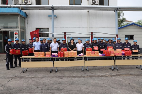 紅柳林礦業(yè)公司領導深入陜煤建設洗選煤運營公司紅柳林洗煤廠項目部開展“送清涼”活動