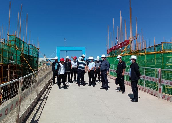 榆林城投集團總會計師朱志昌一行蒞臨榆溪希望城商住小區(qū)項目檢查指導工作