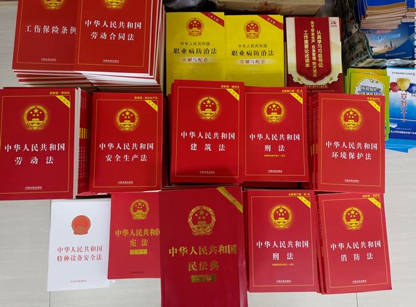 陜煤建設(shè)天工公司法律讀本進工地 員工點贊“大禮包”