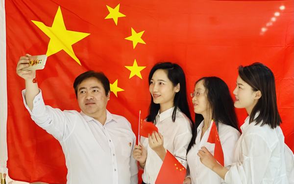 陜煤建設(shè)項(xiàng)目開發(fā)公司：“與國旗合影，身披榮光 ”