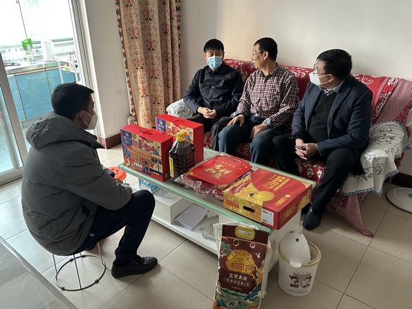 陜煤建設(shè)領(lǐng)導(dǎo)走訪慰問(wèn)困難職工