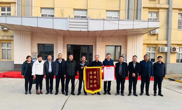 陜煤建設(shè)銅煤公司收到建設(shè)單位錦旗， 在建項(xiàng)目獲多方認(rèn)可