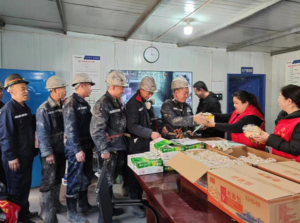 陜煤建設(shè)礦建三公司：當(dāng)“三八節(jié)”遇上“雷鋒日”，綻放最美志愿紅