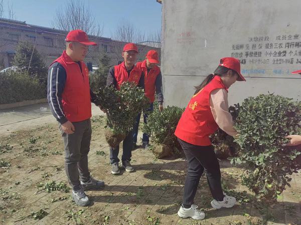 陜煤建設(shè)澄合分公司植樹節(jié)里那一抹耀眼的“志愿紅”