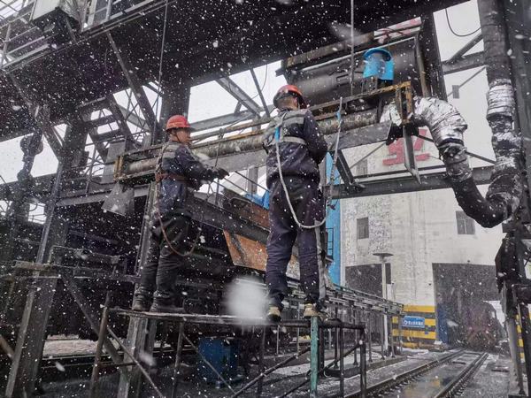 陜煤建設(shè)洗選煤運(yùn)營(yíng)公司檸條塔運(yùn)營(yíng)項(xiàng)目部：“斷崖式”降溫，工人“白頭”力保生產(chǎn)