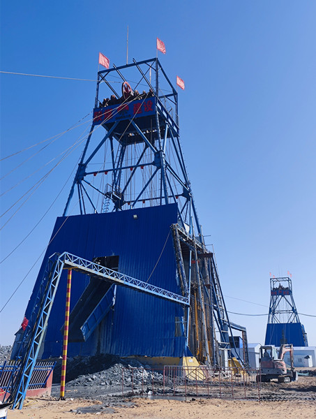 陜煤建設(shè)礦建三公司小保當(dāng)項目部進、回風(fēng)立井井筒安全順利到底