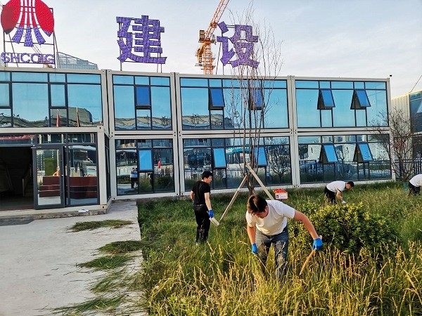 陜煤建設(shè)渭南分公司第十一項目部烈日炎炎似火燒? 義務(wù)勞動干勁足