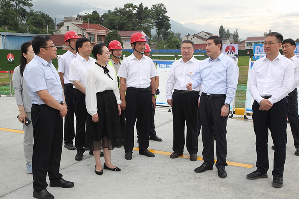 陜煤集團黨委書記、董事長張文琪視察建設集團承建的漢陰縣實驗中學項目