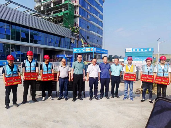 中電科西北公司副總經理薛敏蒞臨北斗項目開展“送清涼”慰問活動