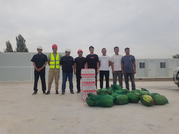 伊寧聯(lián)創(chuàng)集團組織部長謝輝蒞臨伊犁州伊寧市煤炭儲運中心基地建設項目開展“送清涼”慰問