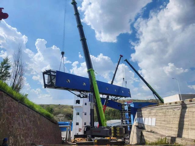 陜煤建設(shè)韓城分公司承建的煤矸石注漿充填綜合治理項(xiàng)目轉(zhuǎn)載點(diǎn)至制漿車(chē)間2#棧橋順利完成吊裝