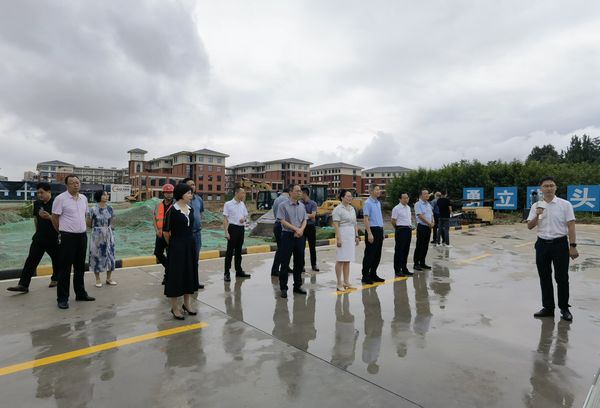 漢陰縣縣委書記劉飛霞一行蒞臨漢陰縣實驗中學 二期建設工程項目現(xiàn)場調研指導工作
