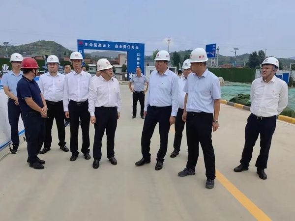 陜煤集團黨委副書記張海泉一行蒞臨漢陰實驗中學項目檢查指導工作