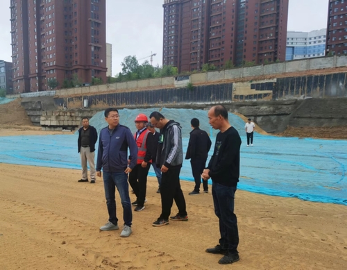 榆林市城市投資房地產(chǎn)開發(fā)有限公司執(zhí)行董事、總經(jīng)理徐鯤一行蒞臨榆溪圣境項目檢查指導工作