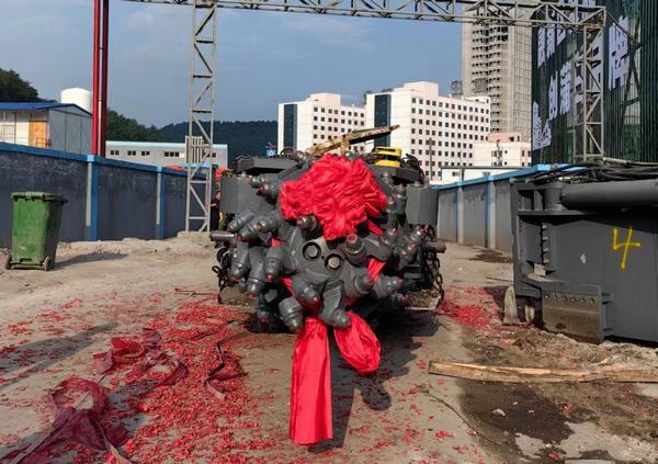 陜煤建設(shè)礦建二公司建莊項目部第二臺綜掘機入井